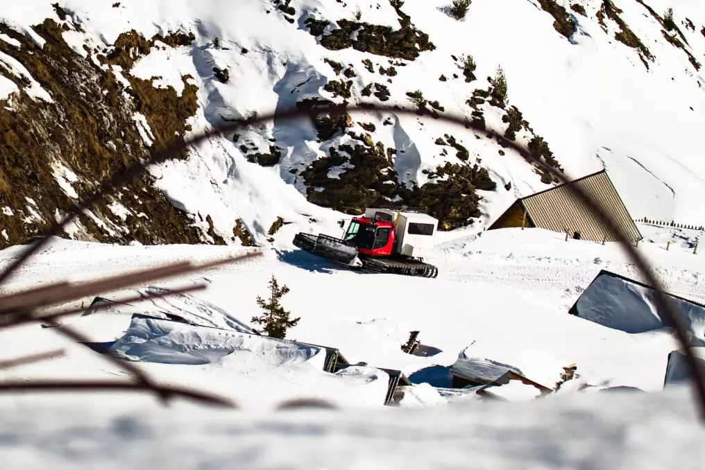 untracked snow skiing